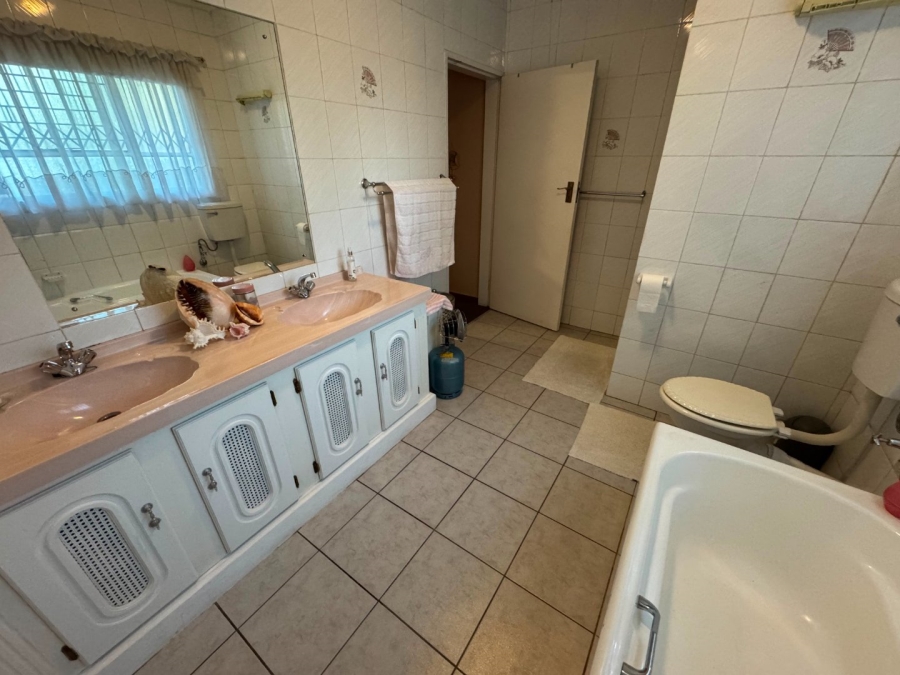 4 Bedroom Property for Sale in Glen Marais Gauteng