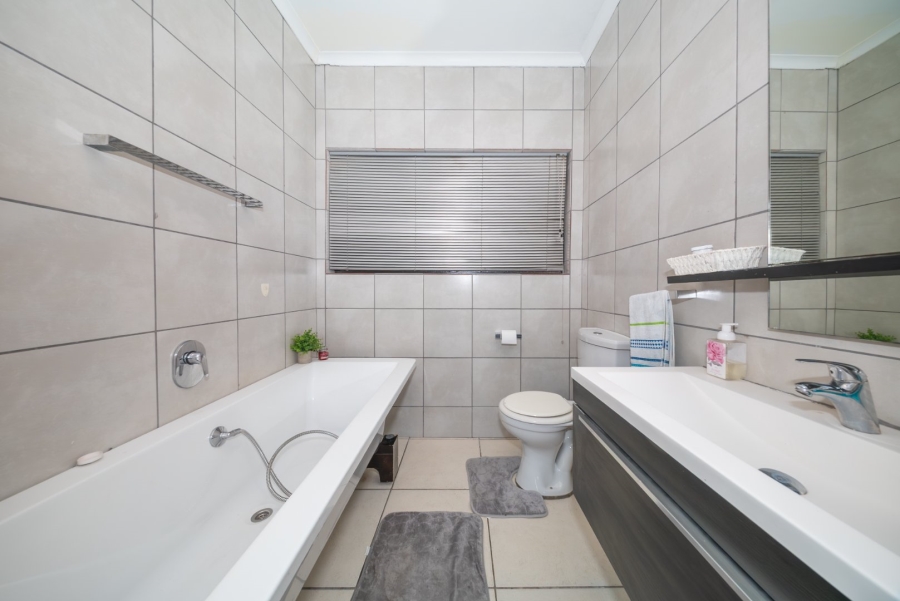 2 Bedroom Property for Sale in Greenstone Hill Gauteng