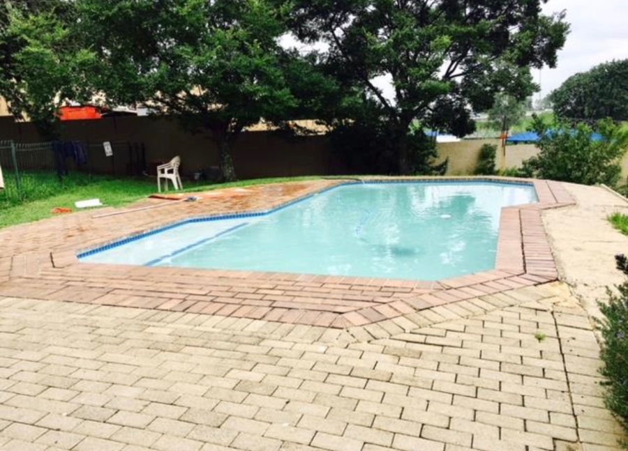 To Let 1 Bedroom Property for Rent in Buccleuch Gauteng