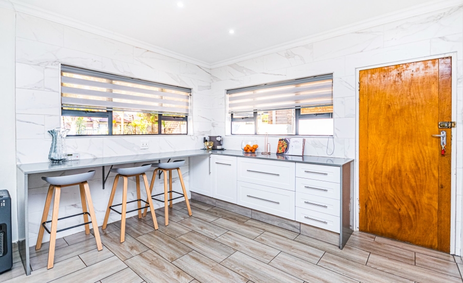 5 Bedroom Property for Sale in Rant En Dal Gauteng