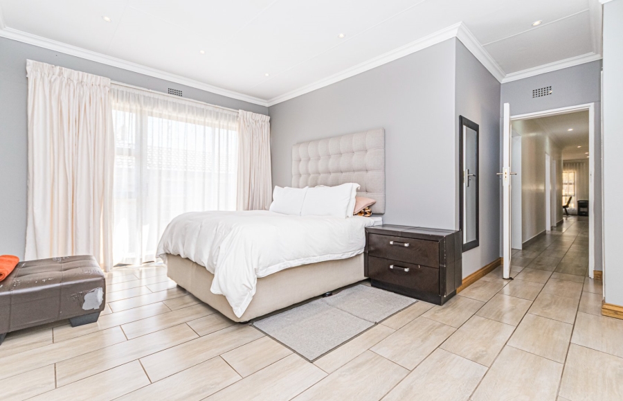 5 Bedroom Property for Sale in Rant En Dal Gauteng