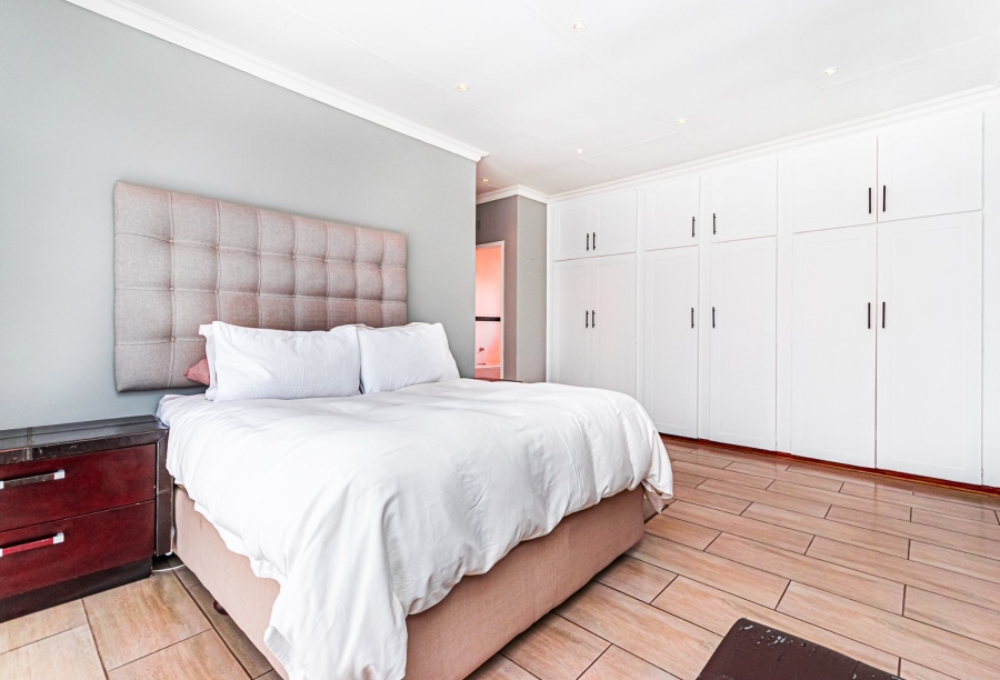 5 Bedroom Property for Sale in Rant En Dal Gauteng