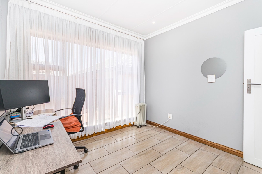 5 Bedroom Property for Sale in Rant En Dal Gauteng