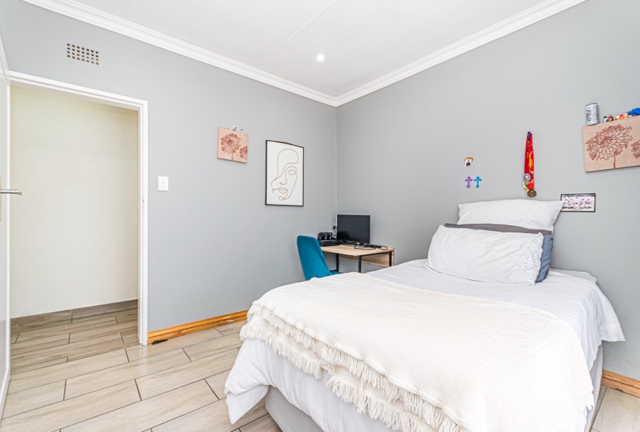 5 Bedroom Property for Sale in Rant En Dal Gauteng