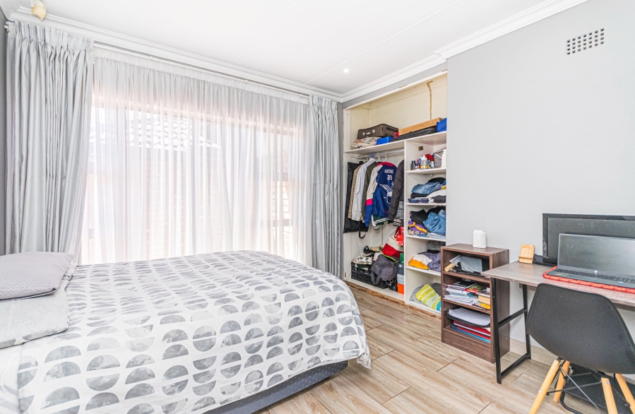 5 Bedroom Property for Sale in Rant En Dal Gauteng