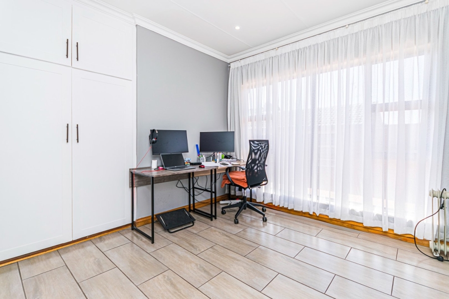 5 Bedroom Property for Sale in Rant En Dal Gauteng