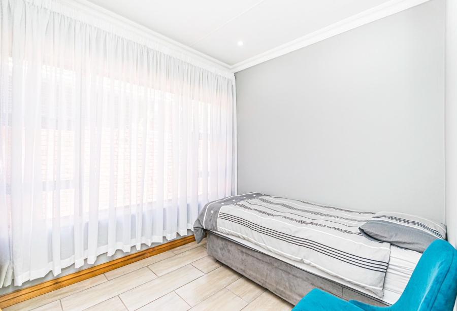 5 Bedroom Property for Sale in Rant En Dal Gauteng
