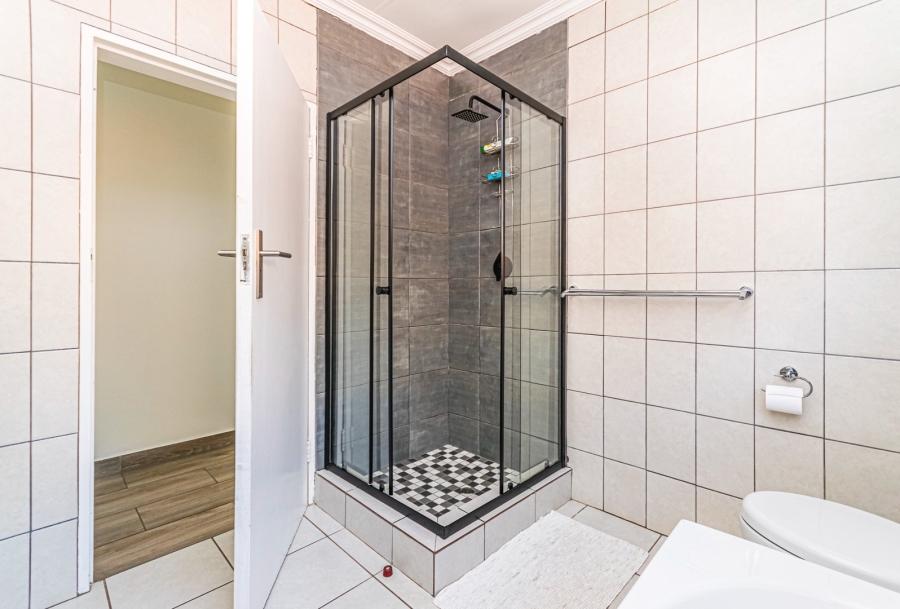 5 Bedroom Property for Sale in Rant En Dal Gauteng