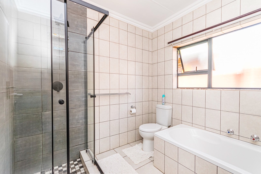 5 Bedroom Property for Sale in Rant En Dal Gauteng