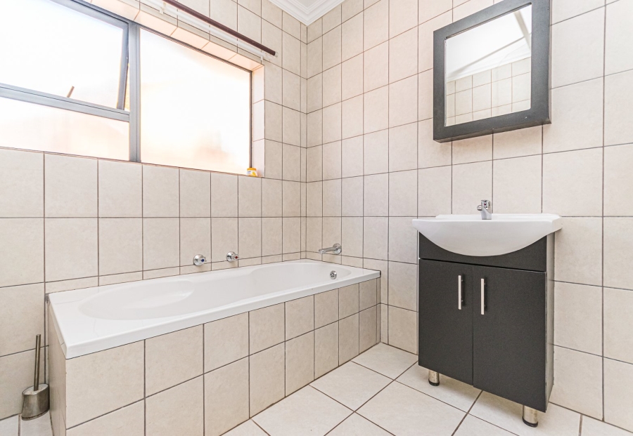 5 Bedroom Property for Sale in Rant En Dal Gauteng