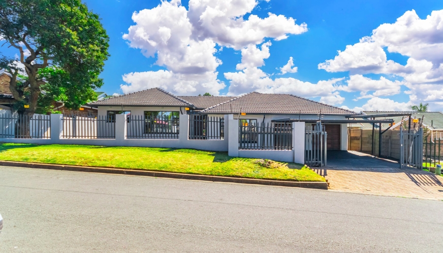 5 Bedroom Property for Sale in Rant En Dal Gauteng