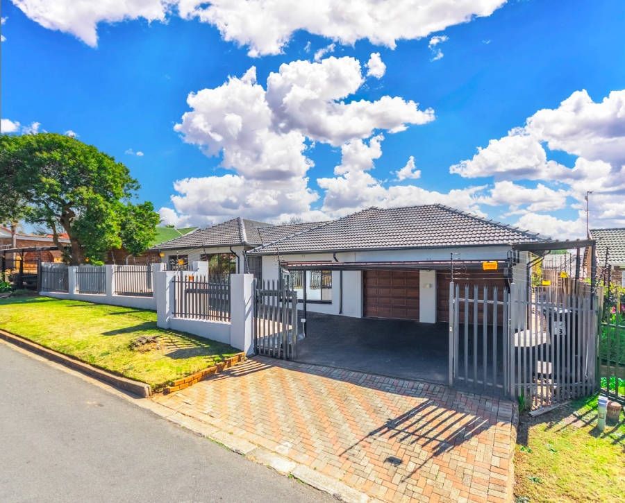5 Bedroom Property for Sale in Rant En Dal Gauteng