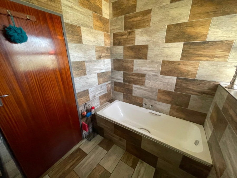 4 Bedroom Property for Sale in Verwoerdpark Gauteng