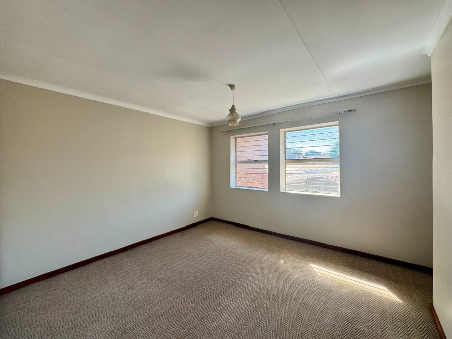 2 Bedroom Property for Sale in Die Hoewes Gauteng