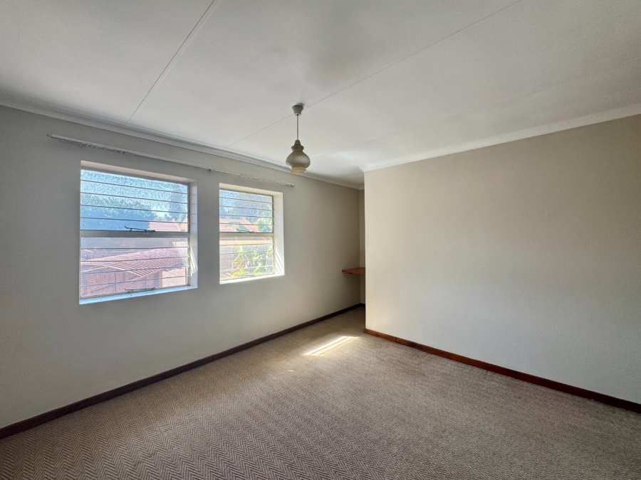 2 Bedroom Property for Sale in Die Hoewes Gauteng