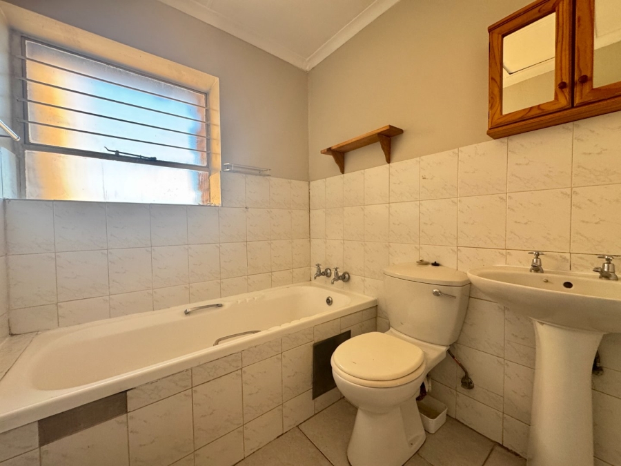 2 Bedroom Property for Sale in Die Hoewes Gauteng