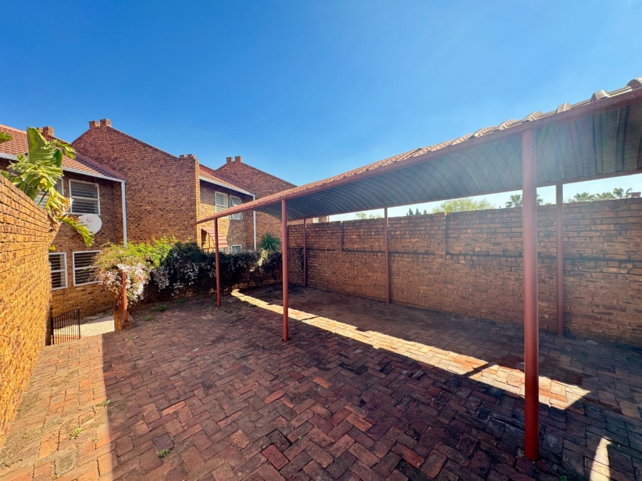 2 Bedroom Property for Sale in Die Hoewes Gauteng