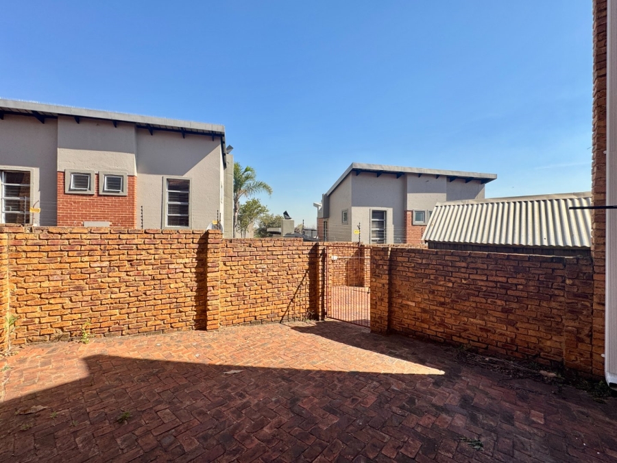 2 Bedroom Property for Sale in Die Hoewes Gauteng