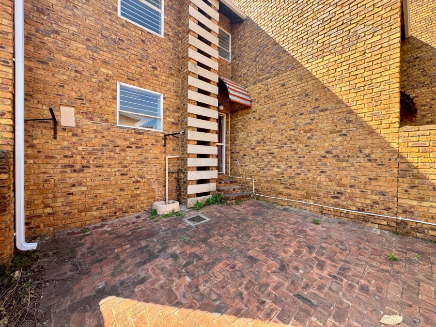 2 Bedroom Property for Sale in Die Hoewes Gauteng