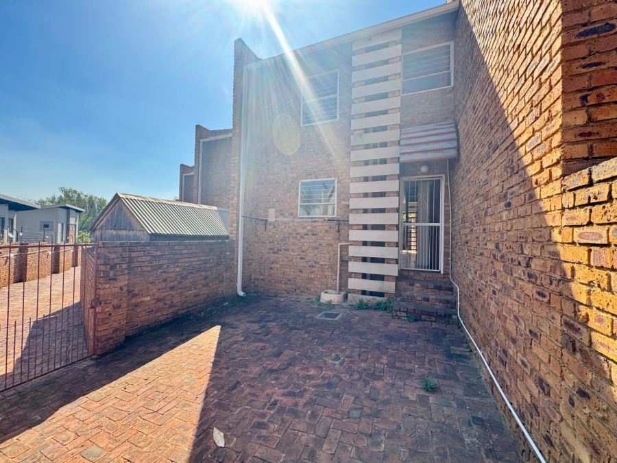 2 Bedroom Property for Sale in Die Hoewes Gauteng