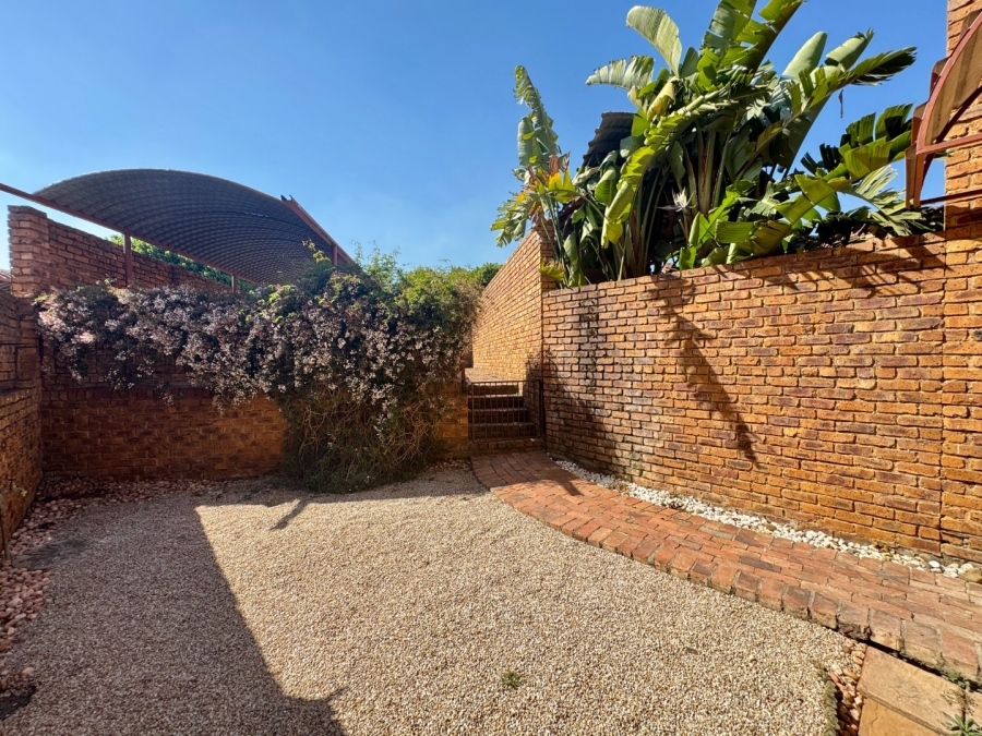 2 Bedroom Property for Sale in Die Hoewes Gauteng