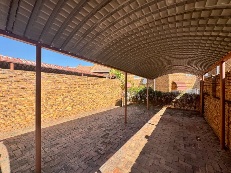2 Bedroom Property for Sale in Die Hoewes Gauteng
