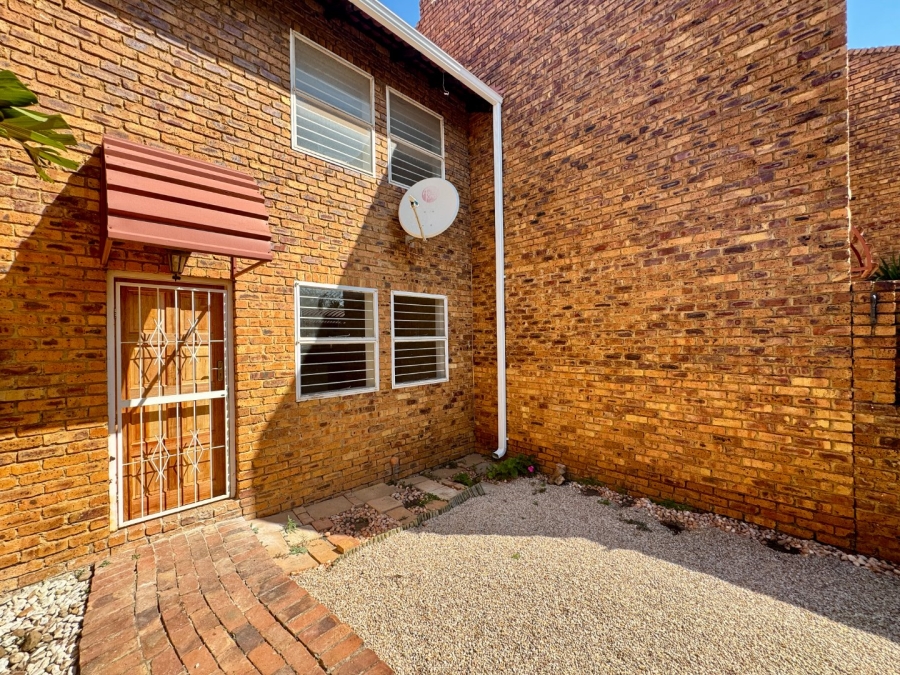 2 Bedroom Property for Sale in Die Hoewes Gauteng