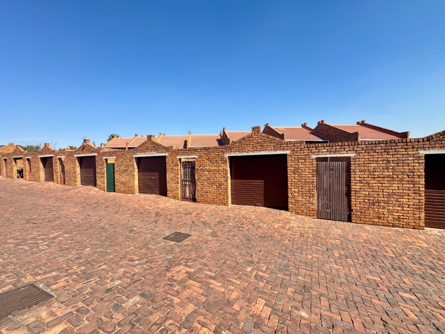 2 Bedroom Property for Sale in Die Hoewes Gauteng