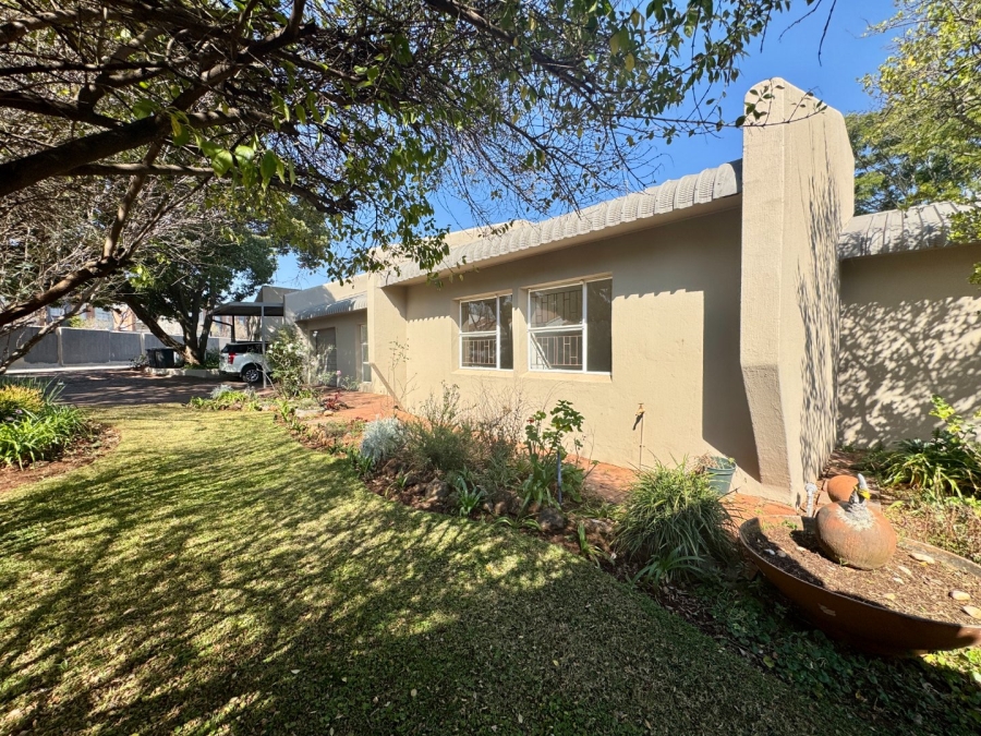 3 Bedroom Property for Sale in Die Hoewes Gauteng