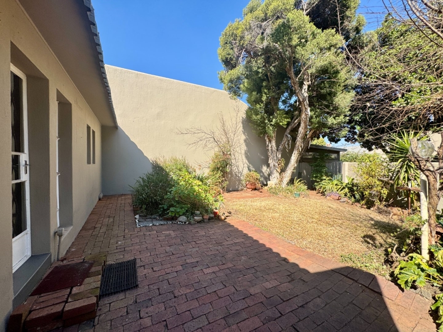 3 Bedroom Property for Sale in Die Hoewes Gauteng