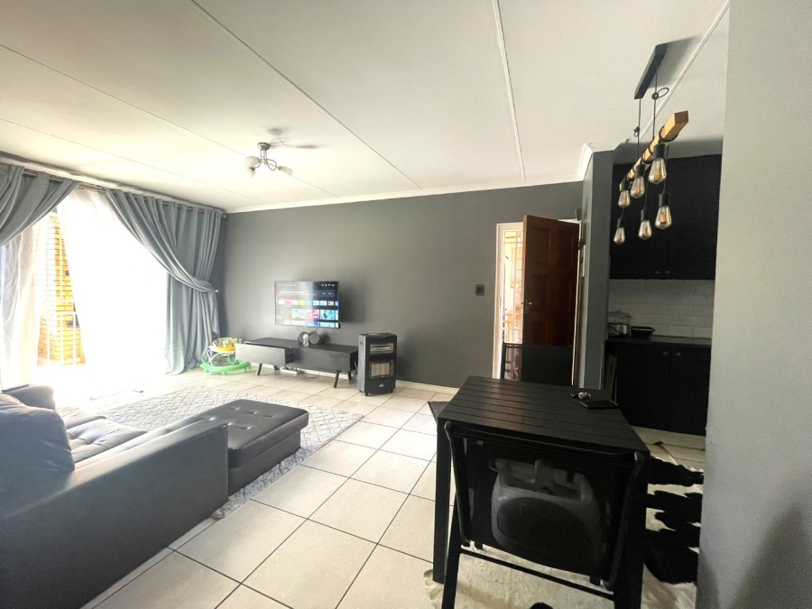 To Let 2 Bedroom Property for Rent in Die Hoewes Gauteng