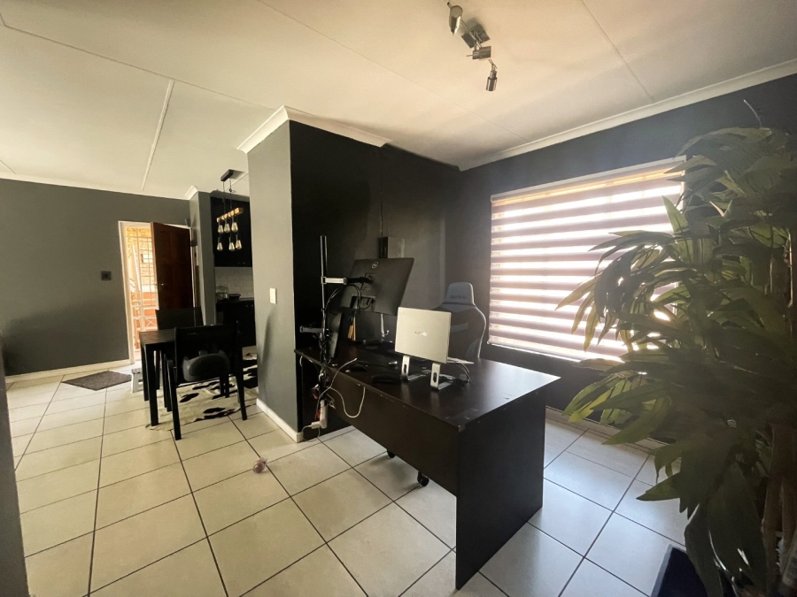 To Let 2 Bedroom Property for Rent in Die Hoewes Gauteng