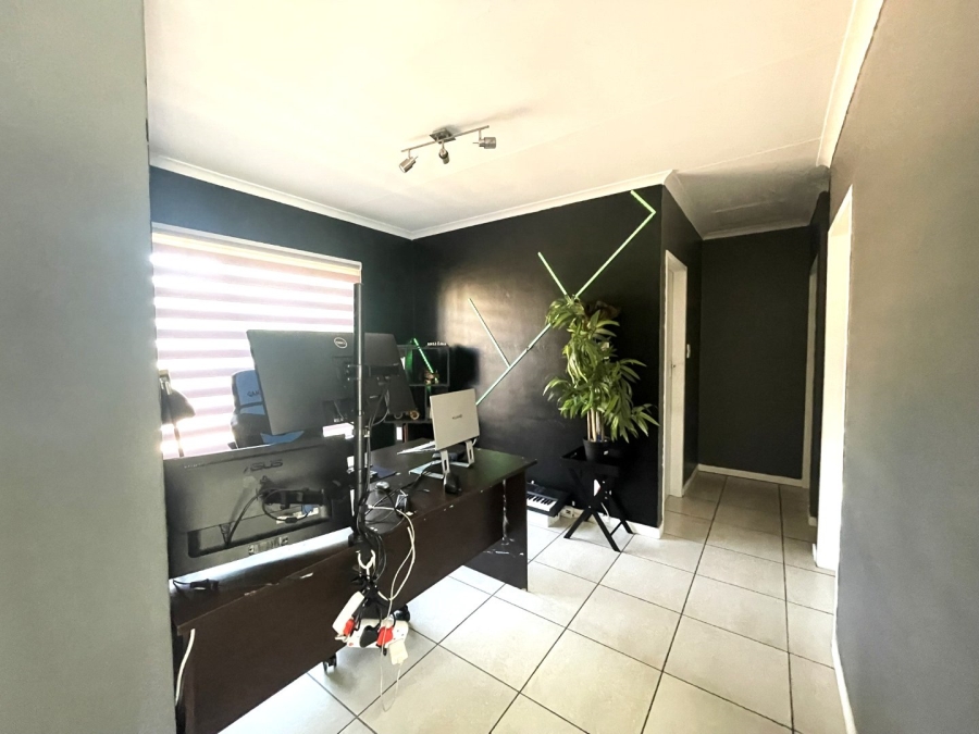To Let 2 Bedroom Property for Rent in Die Hoewes Gauteng