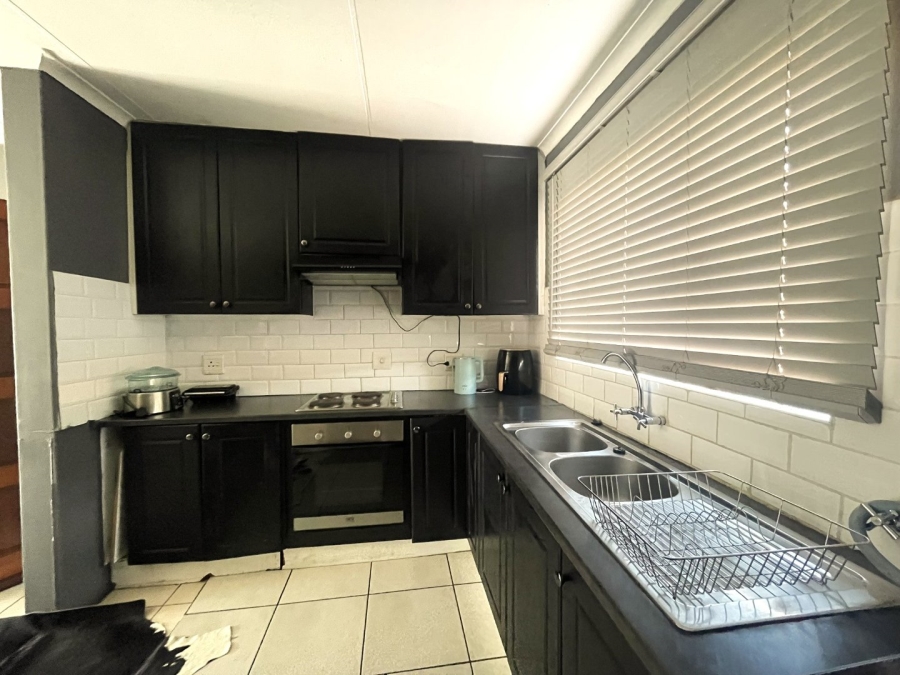 To Let 2 Bedroom Property for Rent in Die Hoewes Gauteng