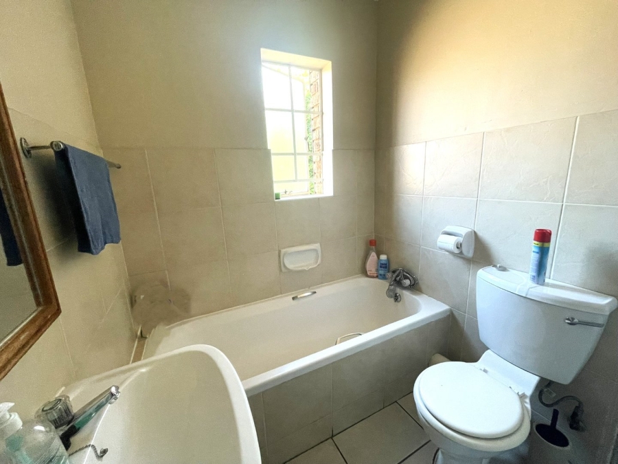 To Let 2 Bedroom Property for Rent in Die Hoewes Gauteng
