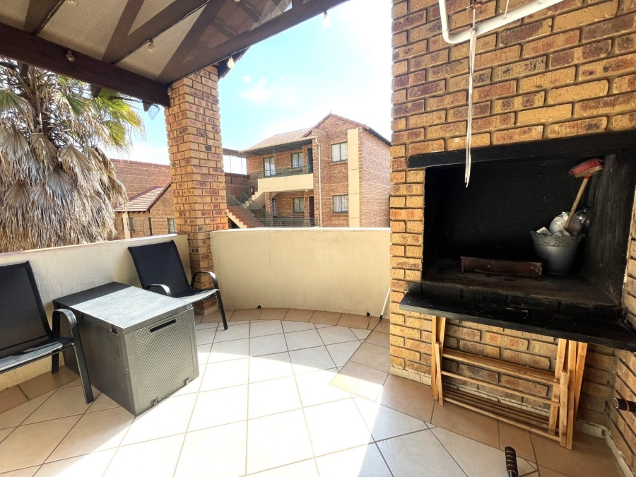 To Let 2 Bedroom Property for Rent in Die Hoewes Gauteng