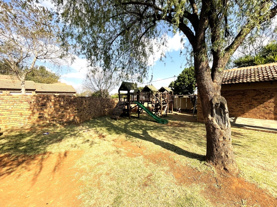 To Let 2 Bedroom Property for Rent in Die Hoewes Gauteng