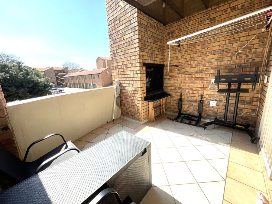 To Let 2 Bedroom Property for Rent in Die Hoewes Gauteng