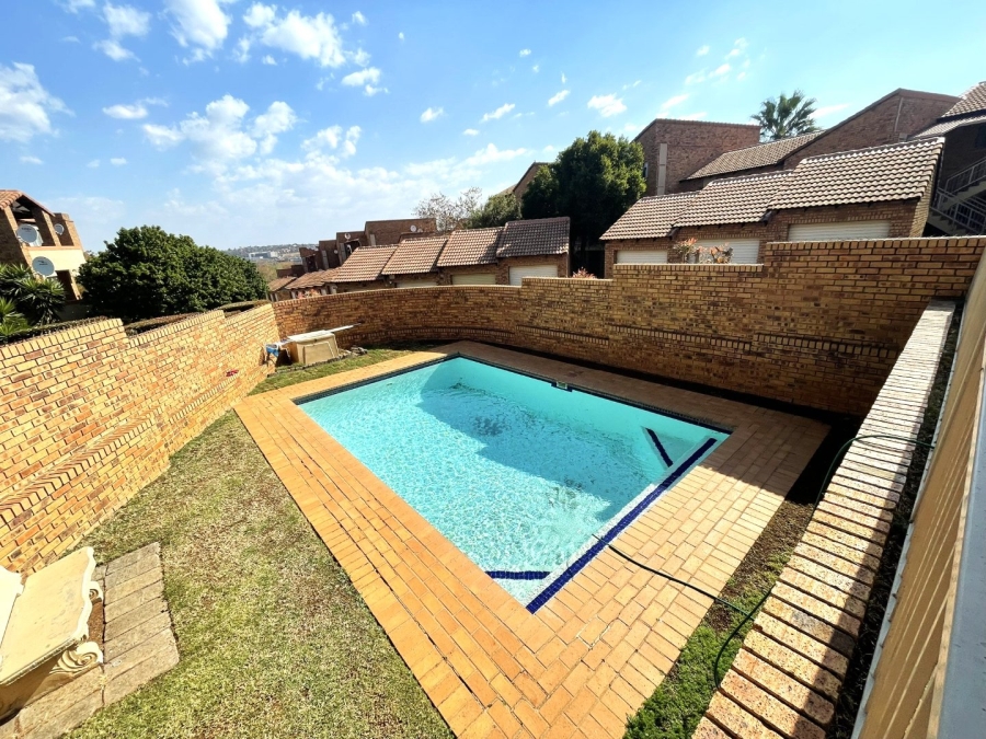 To Let 2 Bedroom Property for Rent in Die Hoewes Gauteng
