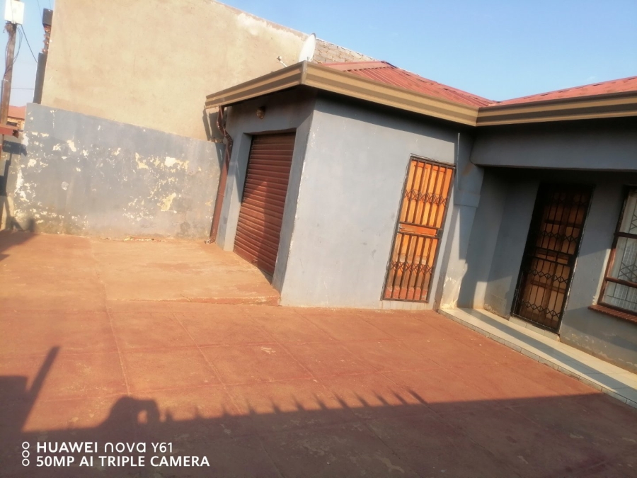 4 Bedroom Property for Sale in Rondebult Gauteng