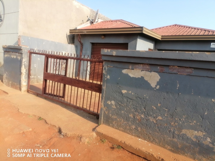 4 Bedroom Property for Sale in Rondebult Gauteng