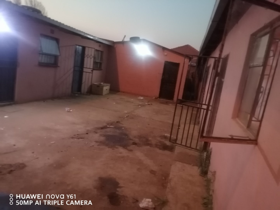 11 Bedroom Property for Sale in Rondebult Gauteng