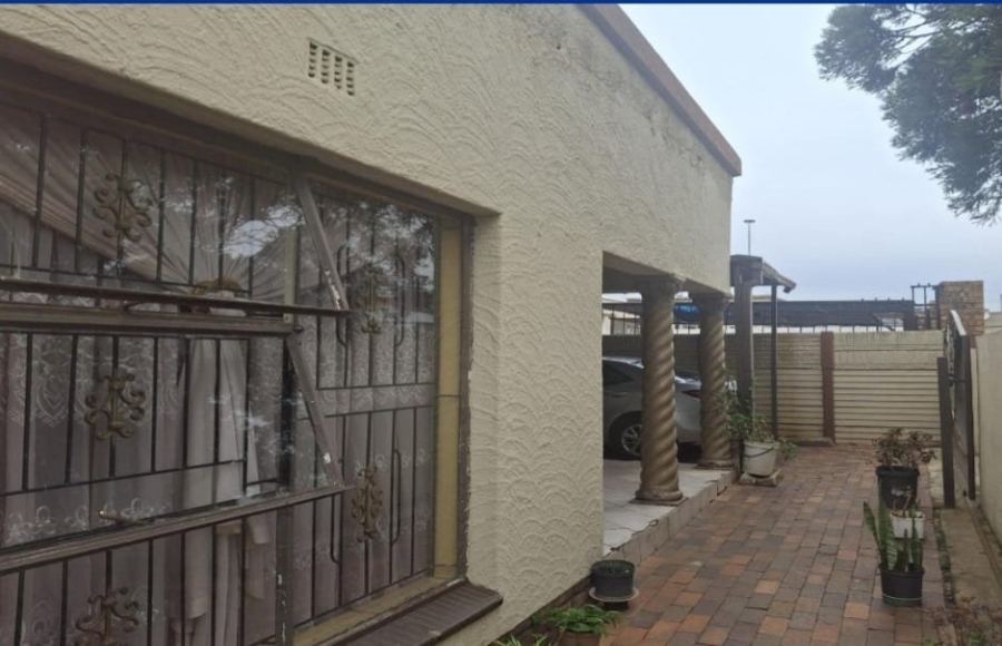 3 Bedroom Property for Sale in Mashimong Gauteng