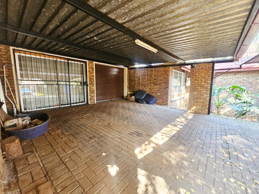 4 Bedroom Property for Sale in Wierda Park Gauteng