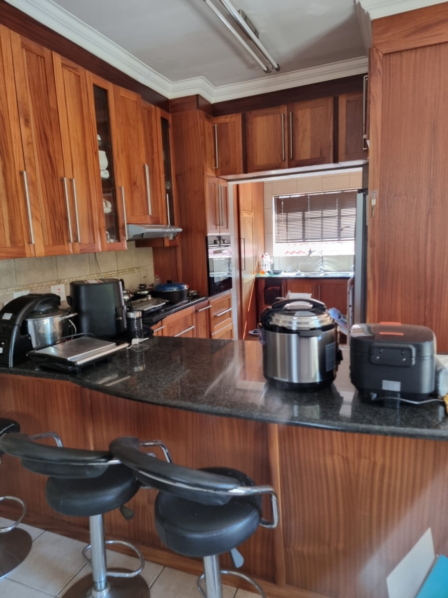 7 Bedroom Property for Sale in Meyerspark Gauteng