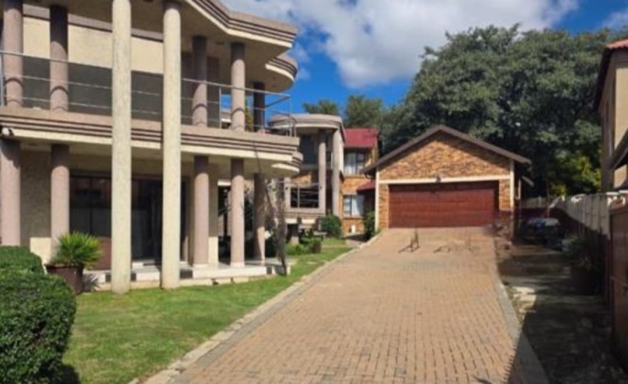 5 Bedroom Property for Sale in Meredale Gauteng