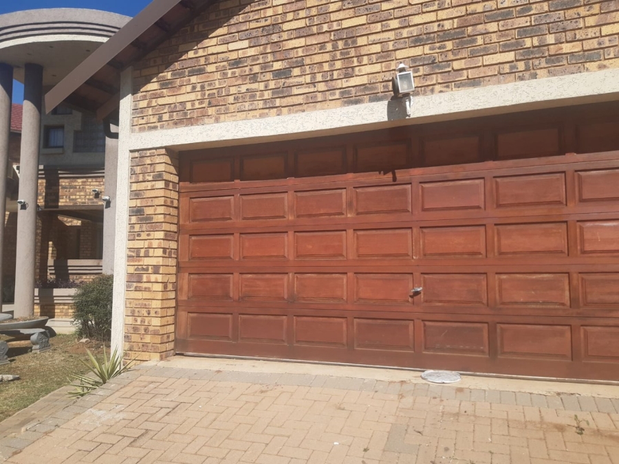 5 Bedroom Property for Sale in Meredale Gauteng