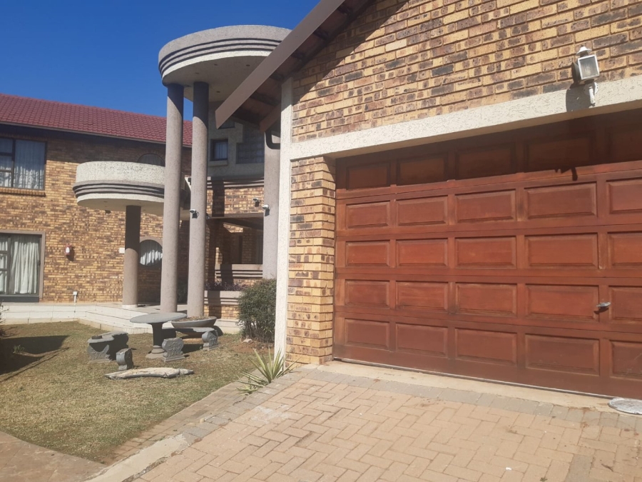 5 Bedroom Property for Sale in Meredale Gauteng