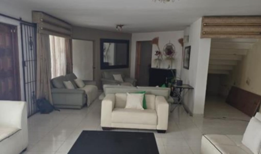 5 Bedroom Property for Sale in Meredale Gauteng