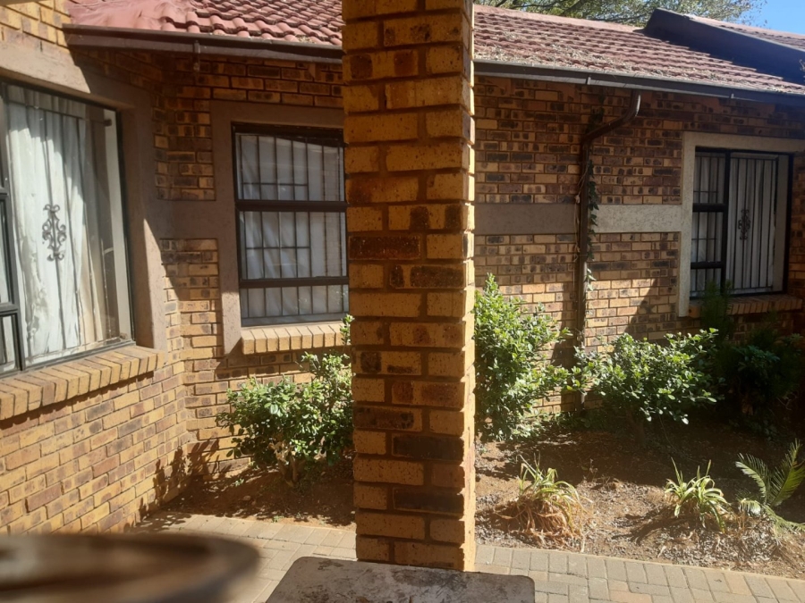 5 Bedroom Property for Sale in Meredale Gauteng